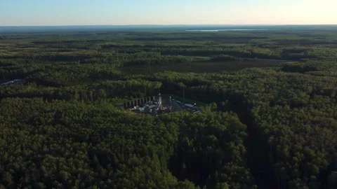 Active Drilling Rig Surrounded by Boreal Forest in Summer Stockbeeldmateriaal 342655203
