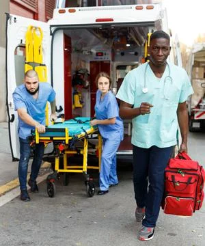 Active emergency team going to call with medical equipment Foto stock