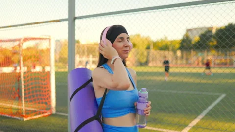 Active female model listening to music before her yoga fitness training. 库存影片 342599331