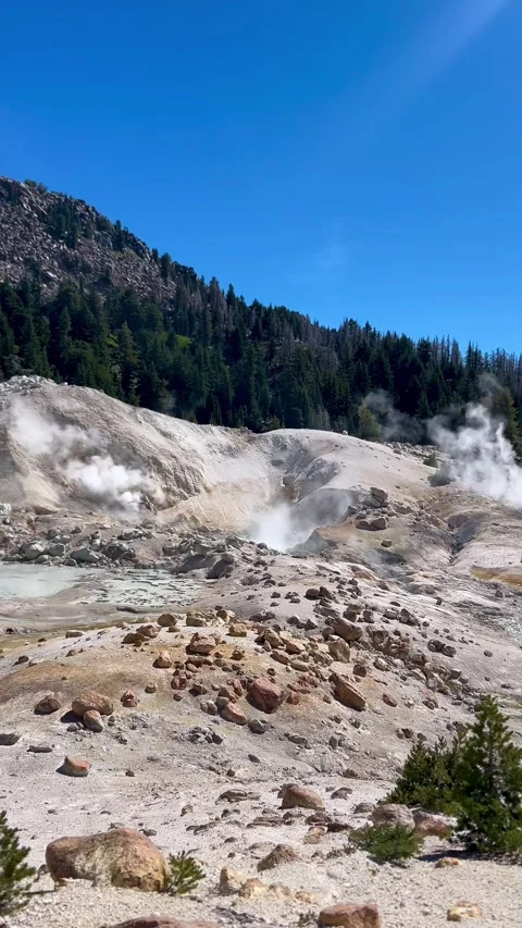 Active Fumaroles Steaming at Bumpass Hell Vídeos de archivo 344880759