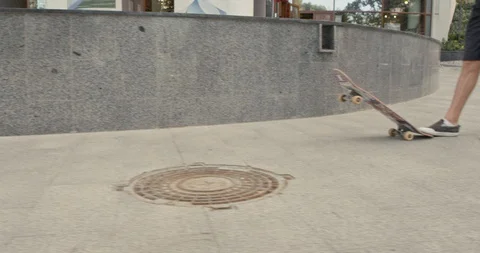 Active guy riding skateboard along the park, jumping and performing freestyle Video stock 88823786