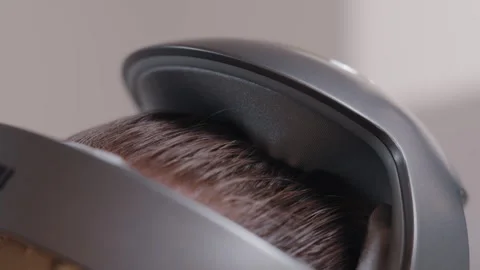 Active head massager operating on person scalp Vídeos de archivo 310330451