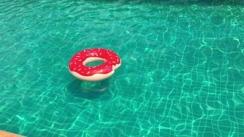 Active man jumping inside swiming pool with inflatable swim ring Vídeo Stock 170783294