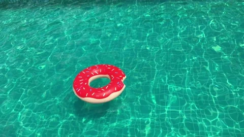 Active man jumping inside swiming pool with inflatable swim ring Vídeo Stock 170783316