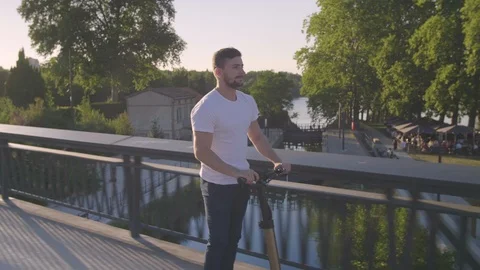 Active Man Riding on Electric Scooter in City 11 Vidéo 112141014