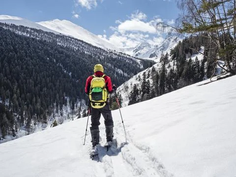 Active man ski touring Foto stock