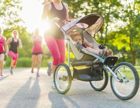 Active mother jogging Фото