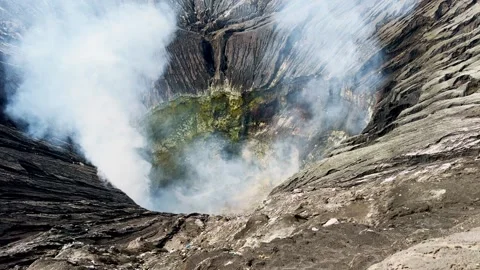 Active Mount Bromo Crater with Rising Volcanic Smoke in East Java, Dramatic Stockbeeldmateriaal 329162552