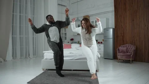 Active multiracial couple dancing during free time 库存影片 148686027