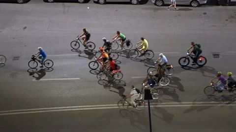 Active participators taking part in cycle marathon in the city centre at night Stock-Footage 111939324