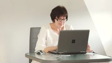 An active retiree talks through Skype with her partners. Business woman, active Stock Footage 86059903