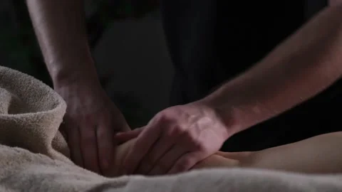 Active rubbing of the legs during the massage Vidéo 169637592