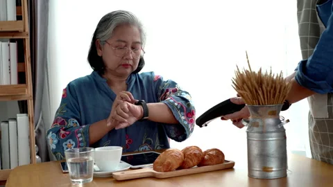 Active Senior Asian Woman Using a Mobile Device for Contactless Payment Vídeo Stock 237081297