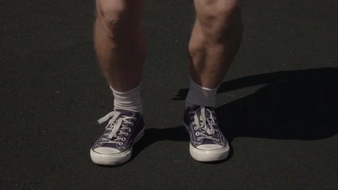 Active senior Caucasian man jumping on place for training legs. Vidéo 121029328