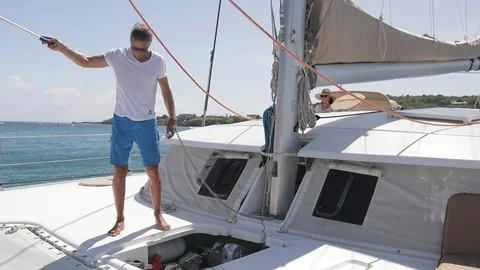 An active senior couple sailing 3 動画素材 99326437