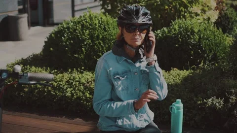 Active senior woman using electric scooter. Mature person enjoys the convenience Video stock 331318532