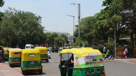 Active traffic of rikshaws and citizens near Central Park in Connaught Place Stock Footage 321998137