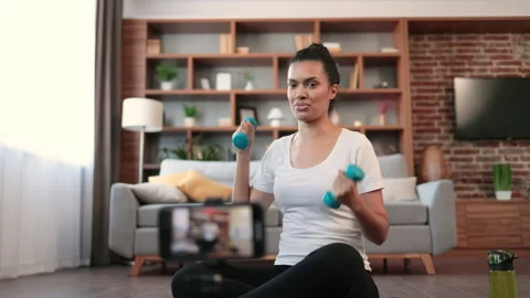 Active vlogger recording sport tutorial on smartphone camera Vídeos de archivo 236523600