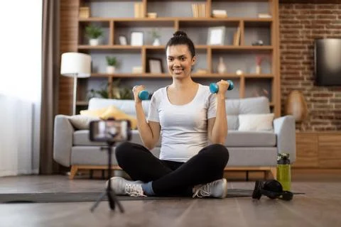 Active vlogger recording sport tutorial on smartphone camera Foto stock