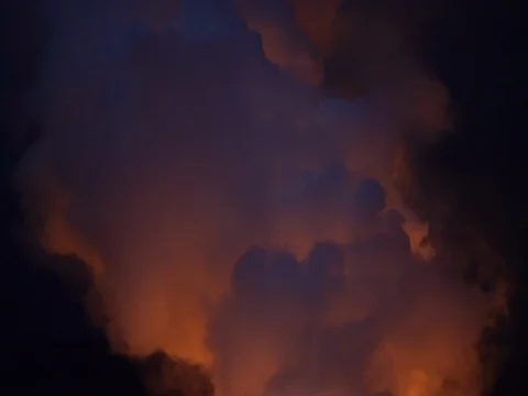 Active Volcano Bubbling Lava Hawaii Smoke Rising Stockbeeldmateriaal 72035046