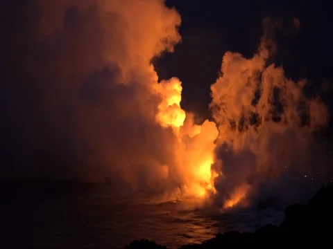 Active Volcano Bubbling Lava Hawaii  Gratis stockvideomateriaal 72071449