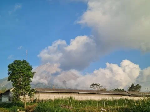 Active Volcano Mount Merapi in Java Indonesia with Rural Farm Landscape Bac.. Foto stock