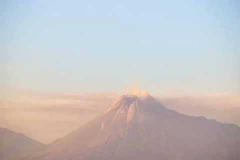 Active Volcano Peak of Mount Merapi at Sunset, Smoking Crater with Volcanic.. 스톡 사진