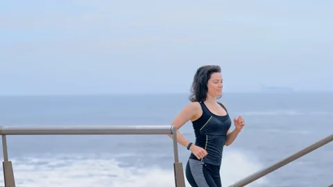Active woman runner on the seashore 库存影片 123579576