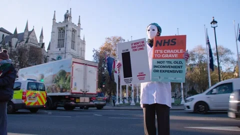 Activist in mask protesting the Assisted dying bill outside of UK Parliament Vidéo 293843715