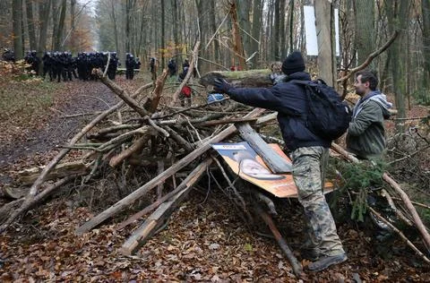 Activists protested against the planned expansion of the Highway A49 in Dannenro Foto stock