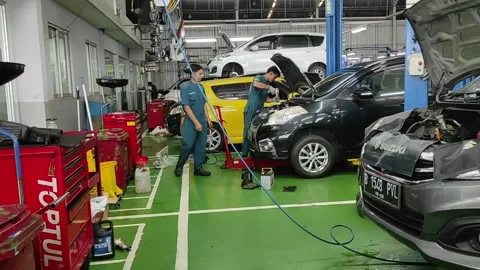 Activities at auto shop 库存影片 324595685
