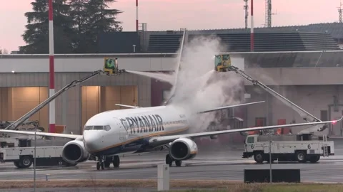 Activities of de-icing on a Boeing 737 Ryanair at Bologna Airport Stock Footage 335544514