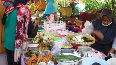 Activities in traditional markets in Java. Indonesian culinary. Vídeo Stock 202621952