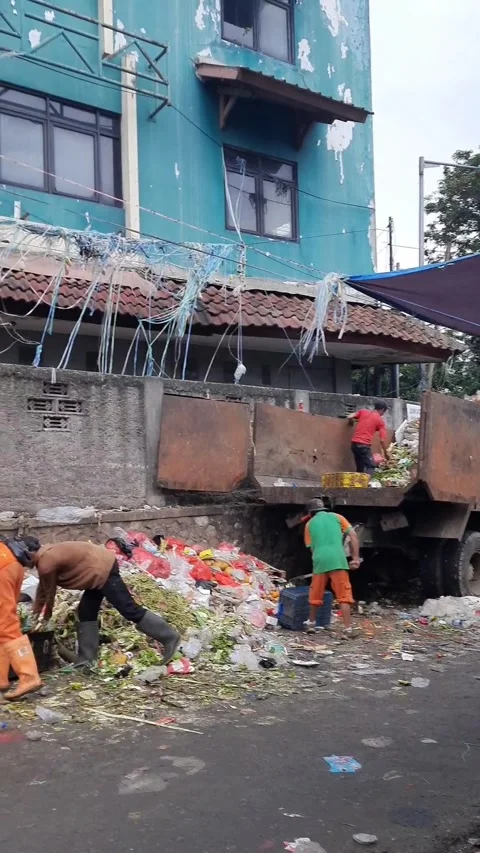 Activity garbage workers, while transporting piles of garbage truck Stock Footage 311068138