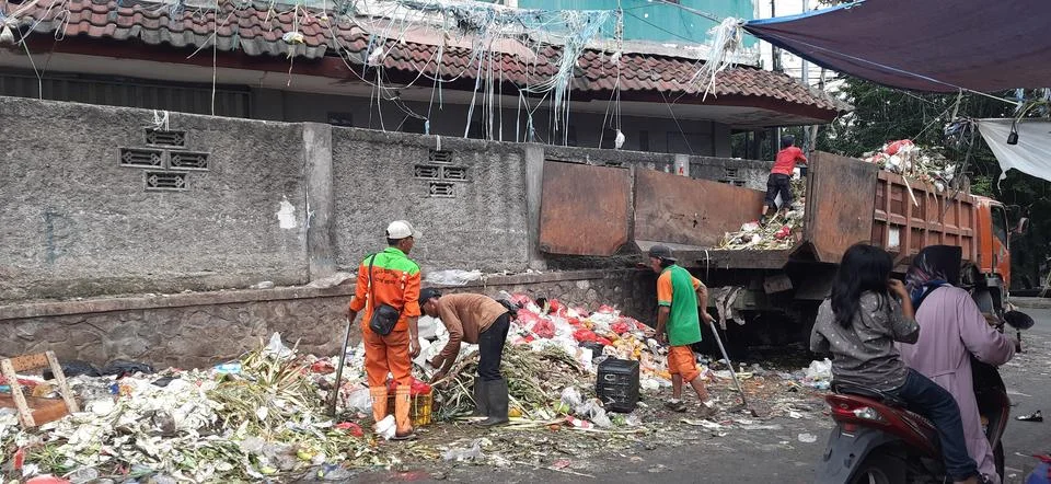 Activity garbage workers, while transporting piles of garbage truck at Bekasi Stock Photos