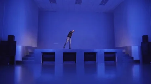 Actor invites someone on stage, then jumping off the stage in the Hall 库存影片 71625710