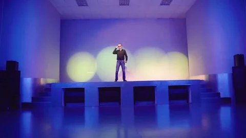 Actor invites someone on stage, then jumping off the stage in the dance floor 库存影片 71629195