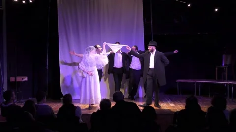 Actors dance during wedding telling the historical story of Yossele Rosenblatt Видео 61968054