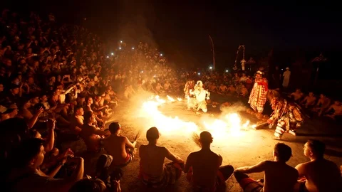 Actors light fire around the beast. Traditional indonesian Kecak dance. Bali Видео 116504874