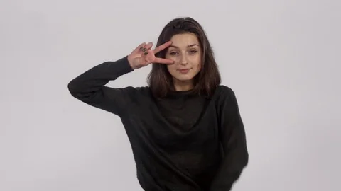 The actress is crooked at the camera 動画素材 81775285