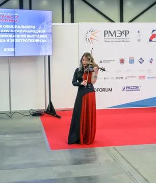 The actress plays the violin. 库存照片