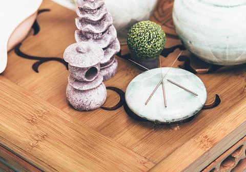 Acupuncture needles close up. Composition of needles and stones on a table .. 스톡 사진
