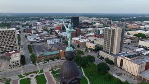 Ad Astra statue on top of the Kansas state capitol building. Aerial orbit Vídeos de archivo 250337151
