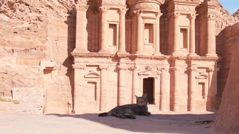Ad Deir Monastery Petra Jordan, ancient Nabataean rock carved facade with r.. Vidéo 329968340