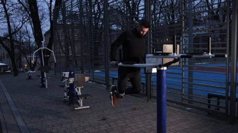 Adaptive workout, Limb difference, Outdoor exercise 库存影片 245458548