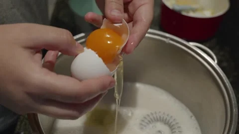 Add the egg white broken into the milk in the pot and separate the yolk. Vidéo 309748015