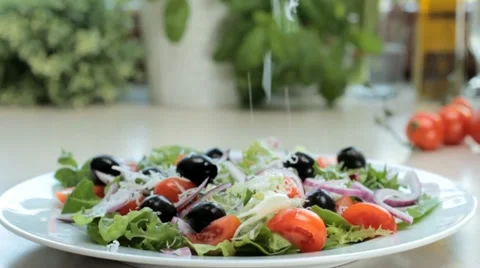 Add grated cheese to salad - tracking shot Vídeos de archivo 12757662
