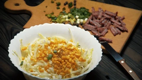 Add the leek to the salad Vídeos de archivo 87499018