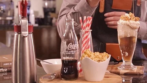 Add Liquid Caramel - Slide Left To Right Vidéo 121666713