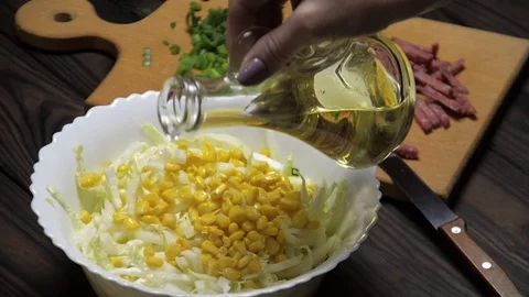 Add olive oil to the salad Vídeos de archivo 87499014